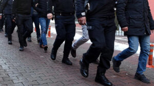 bursa merkezli 6 ilde suc orgutlerine ve silah ticaretine yonelik operasyonlarda 16 zanli tutuklandi vmIM6YxG.jpg