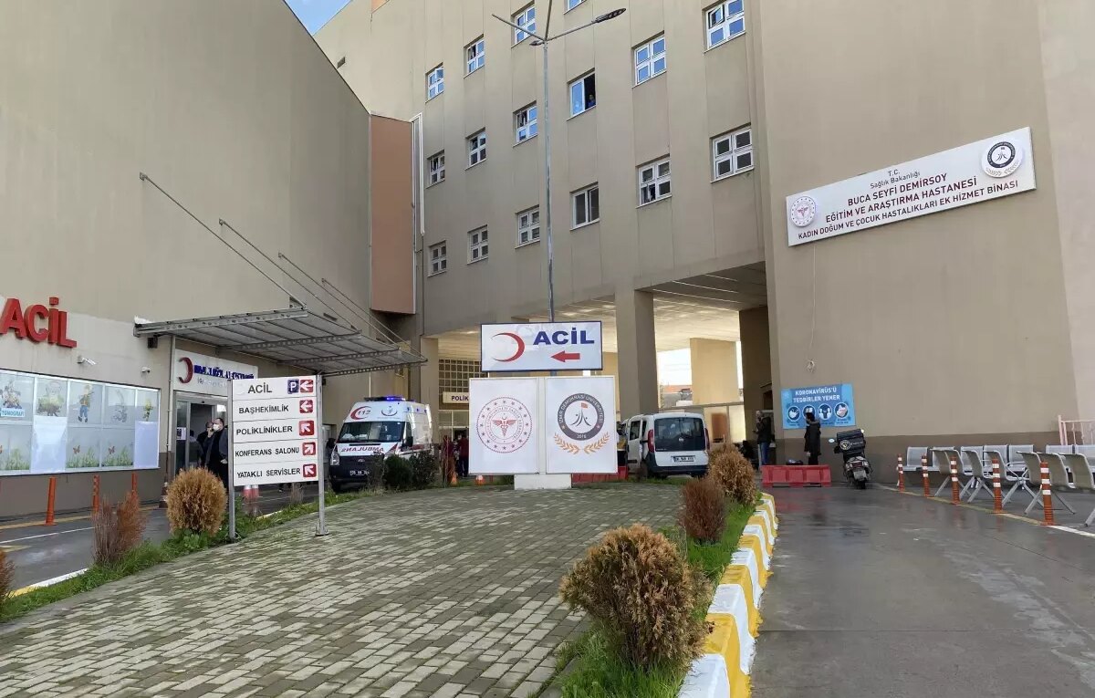 gaziemirde cami avlusunda birakilan bebek hastaneye kaldirildi DfU3xDAZ.jpg