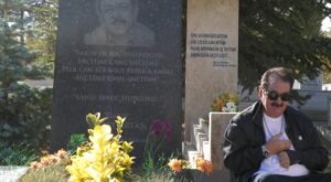 ibrahim tatlises neset ertasin mezarini ziyaret etti dNAYdb6n.jpg
