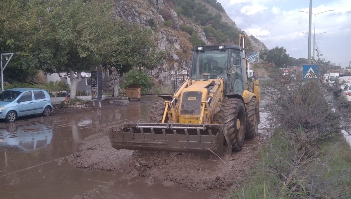 sokede toprak kaymasi karayolu trafige kapandi 9MNUClQt.jpg